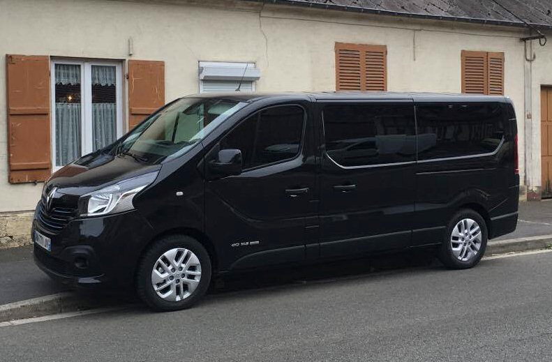 Minibus de 9 places avec chaines à neige et attelage