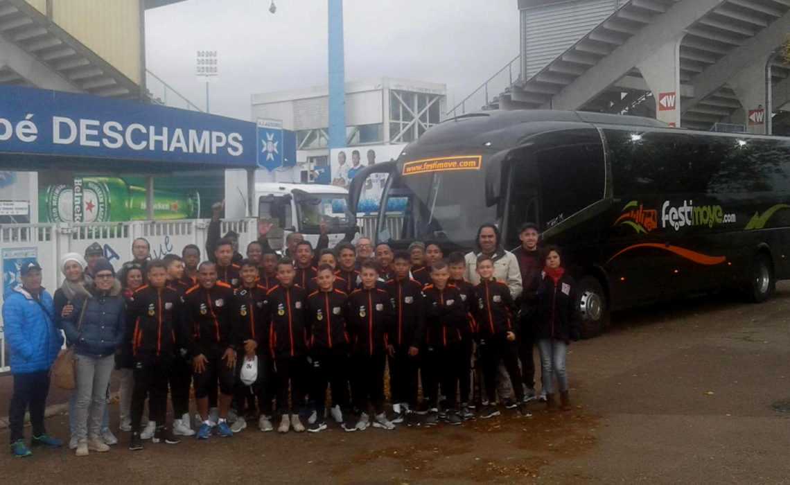 Groupe de jeunes sportifs – Transport d’équipe de football